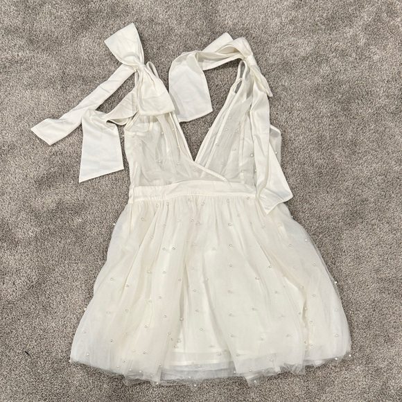 White Pearl Bridal Dress with Bow Details - Picture 2 of 4